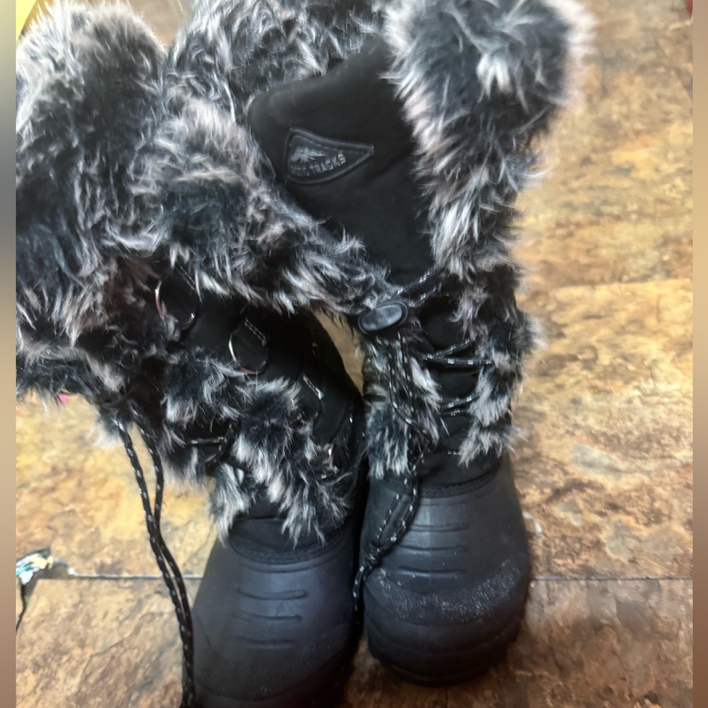 Women’s Artic tracks fur trimmed winter boots